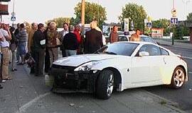 Automobiliu - per žmones į sieną