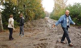 Kasė tvenkinį - užkasė kelią