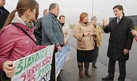 Vyriausybę pasitiko su plakatais