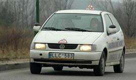 Už kelių karius - pinklės vairavimo mokykloms