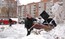 Daugiabučių gyventojai kibo į sniegą 