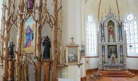 Girdiškės bažnyčios šventieji įsikūrė tarp šakų