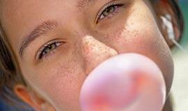 Pietų Korėjoje įvedama bauda už kramtomosios gumos spjaudymą gatvėse