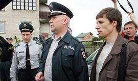 Prašoma išaiškinti, kaip vykdyti nutartį dėl D. Kedžio dukros grąžinimo motinai