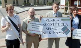 Protestuotojai prie Seimo klausė, kodėl nebaudžiama už Konstitucijos pažeidimus