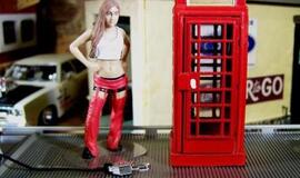 Austrų elektromobilius įkraus... telefonų būdelės