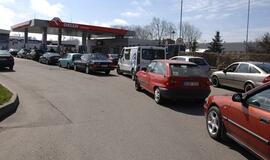 Į degalines - su litu ir vainiku