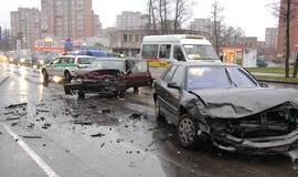 Avarijų priežastys – greičio viršijimas ir saugaus atstumo nesilaikymas