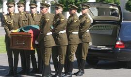 Algirdo Brazausko laidotuvės: kieno nuosavybė yra bažnyčia?