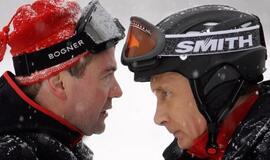 Apklausa: D. Medvedevas mažiau priklausomas nuo V. Putino