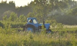 Apvirtęs traktorius mirtinai prispaudė vyrą