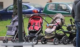 Dėl autorinių pajamų siūloma nemažinti motinystės (tėvystės) pašalpos