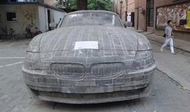 Kinai iš akmens iškalė ne tik BMW Z4 kėbulą, bet ir vidų
