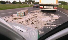 Jakų žiede latvio vilkikas išbarstė marmuro krovinį