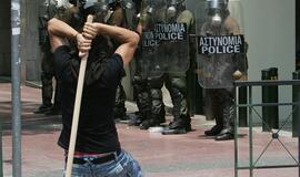 Graikiją paralyžiavo visuotinis streikas