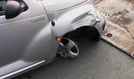 Girtas "Chrysler" vairuotojas bėgo iš avarijos vietos