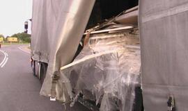 Jakų žiede latvio vilkikas išbarstė marmuro krovinį