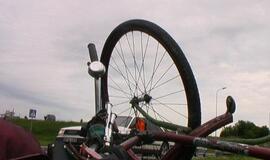 Šiaurės prospekte automobilis partrenkė dviratininką