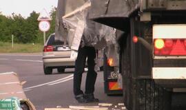 Jakų žiede latvio vilkikas išbarstė marmuro krovinį