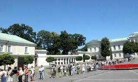 Atsisveikinti su Algirdu Brazausku plūsta šimtai žmonių