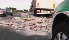 Jakų žiede latvio vilkikas išbarstė marmuro krovinį