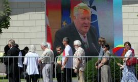 Atsisveikinti su Algirdu Brazausku plūsta šimtai žmonių