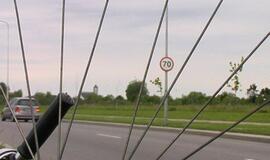 Šiaurės prospekte automobilis partrenkė dviratininką