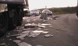 Jakų žiede latvio vilkikas išbarstė marmuro krovinį