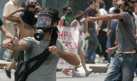 Graikiją paralyžiavo visuotinis streikas