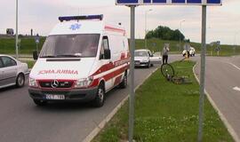 Šiaurės prospekte automobilis partrenkė dviratininką