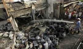 Filipinuose sprogo dujų balionus gabenęs sunkvežimis