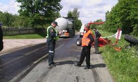 Avarija: sunkvežimis susidūrė su traktoriumi