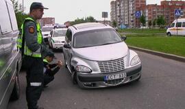 Girtas "Chrysler" vairuotojas bėgo iš avarijos vietos