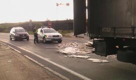 Jakų žiede latvio vilkikas išbarstė marmuro krovinį