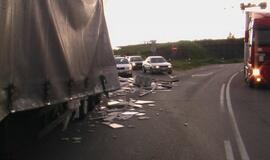 Jakų žiede latvio vilkikas išbarstė marmuro krovinį