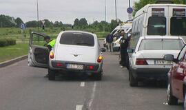 Girtas "Chrysler" vairuotojas bėgo iš avarijos vietos