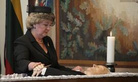 Atsisveikinti su Algirdu Brazausku plūsta šimtai žmonių