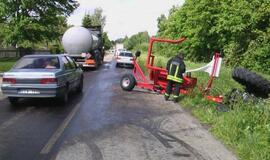 Avarija: sunkvežimis susidūrė su traktoriumi