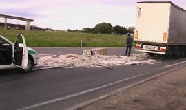 Jakų žiede latvio vilkikas išbarstė marmuro krovinį