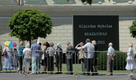 Atsisveikinti su Algirdu Brazausku plūsta šimtai žmonių