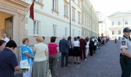 Atsisveikinti su Algirdu Brazausku plūsta šimtai žmonių