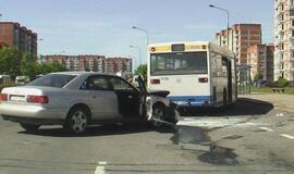 Vaikinai su "Audi" bandė įlipti į autobusą