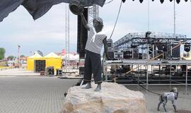 Berniukas su šuneliu vėl apsirengė dryžuotai