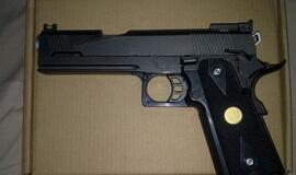 Jaunuolis susižeidė apžiūrinėdamas pistoletą