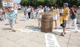 Klaipėdoje - akcija "Lietuvi, įkalk vinį į kubilą!"