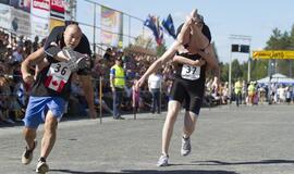 Suomijoje surengtas 15-asis žmonų nešimo pasaulio čempionatas