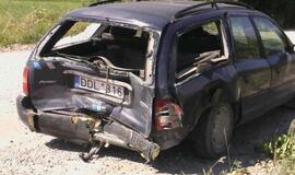 Kelyje į Dovilus sudaužyti du automobiliai