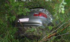 Avarijos: Žvyrkeliu lėkusi "Honda" atsidūrė griovyje