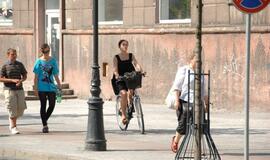 Tiltų gatvėje dviratininkai nebegalės važiuoti šaligatviais