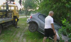 Avarijos: Žvyrkeliu lėkusi "Honda" atsidūrė griovyje